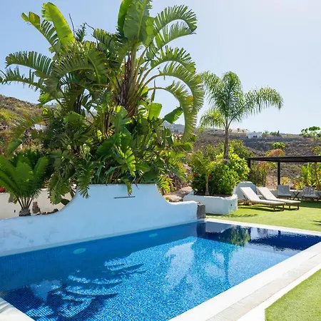 Con Piscina Privada, Vistas Y Jardin