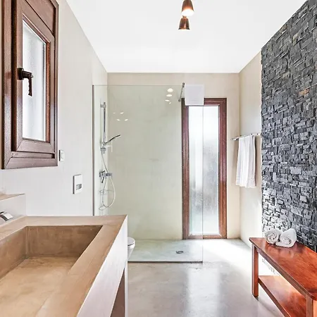 Con Piscina Privada, Vistas Y Jardin
